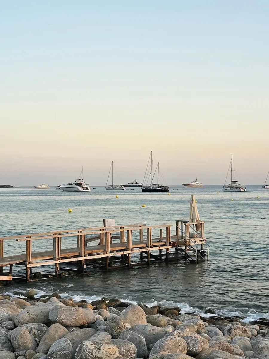 Cala Jondal barcos