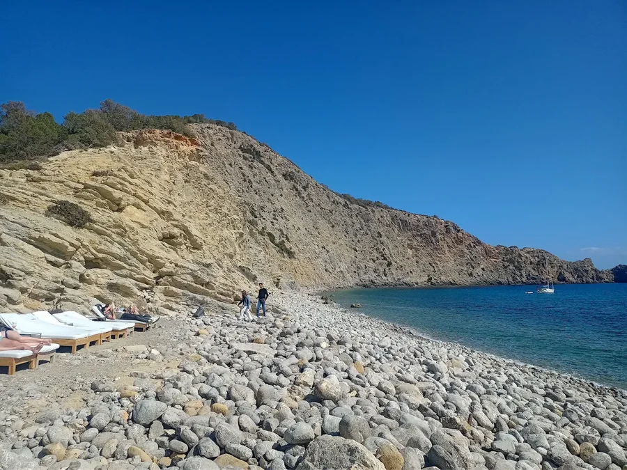 Cala Jondal piedras