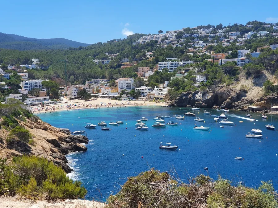 cala vedella desde acantilado